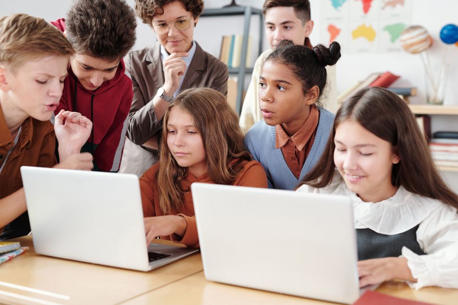 Los adultos pasan 50 días al año conectados a internet